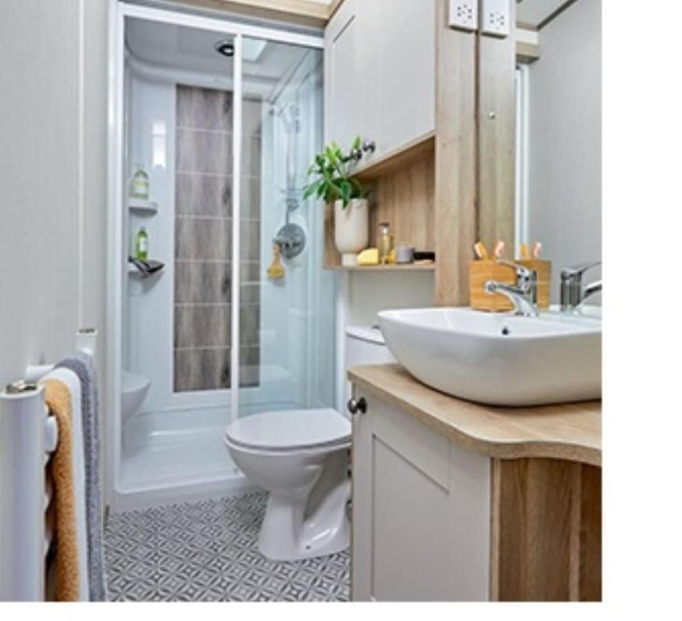 Captivating Bluebell Lodge 2-Bed Cotswolds Caravan Cirencester Exterior photo