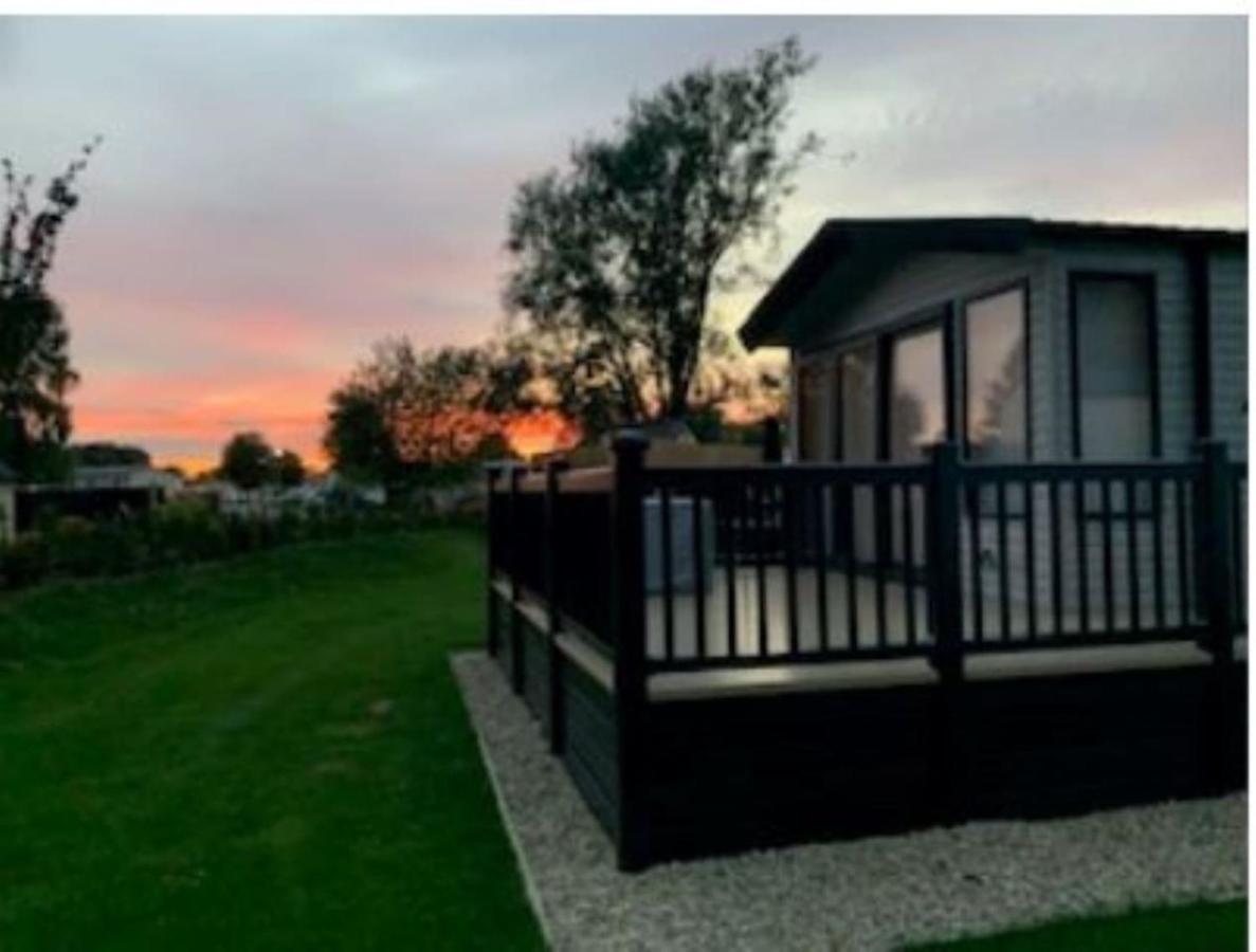Captivating Bluebell Lodge 2-Bed Cotswolds Caravan Cirencester Exterior photo
